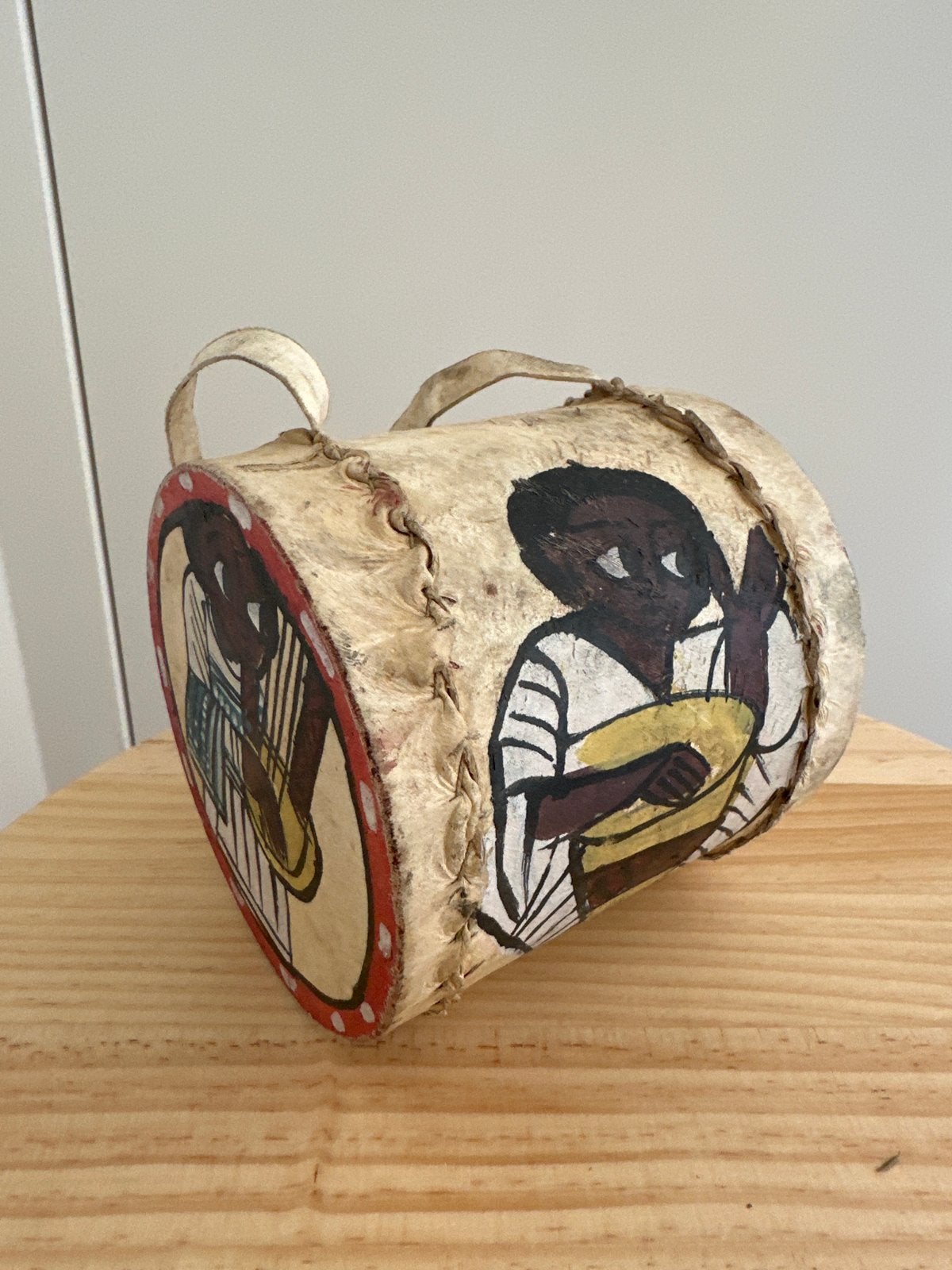 Decoratieve Afrikaanse trommel met beschilderingen, Antiek en Kunst, Ritueel object, Natuurlijk materiaal, Afrika, Handgemaakt