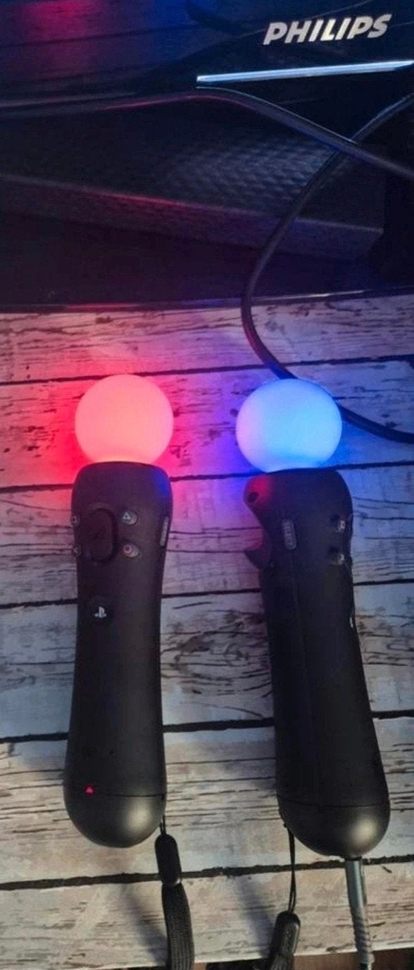 V2 move controllers + laadkabel voor ps4 , playstation 4, 3 spelers of meer, Ophalen of Verzenden, Zo goed als nieuw, Vanaf 3 jaar