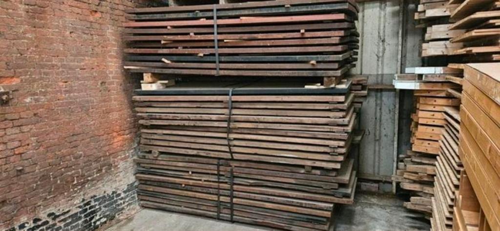 Robuuste Industriële schotten met metalen frame, Huis en Inrichting, Tafels | Eettafels, Overige houtsoorten, Gebruikt, Onbekend