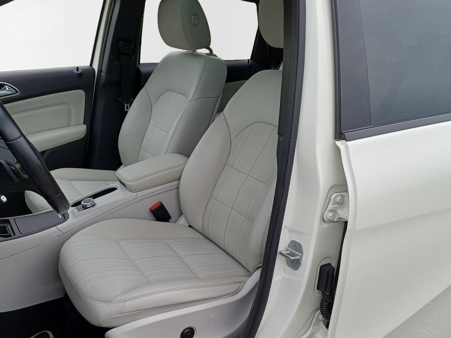 Mercedes-Benz B-Klasse 200 Ambition /Chique combinatie/Deale, Dealer onderhouden, 1325 kg, Gebruikt, Euro 6