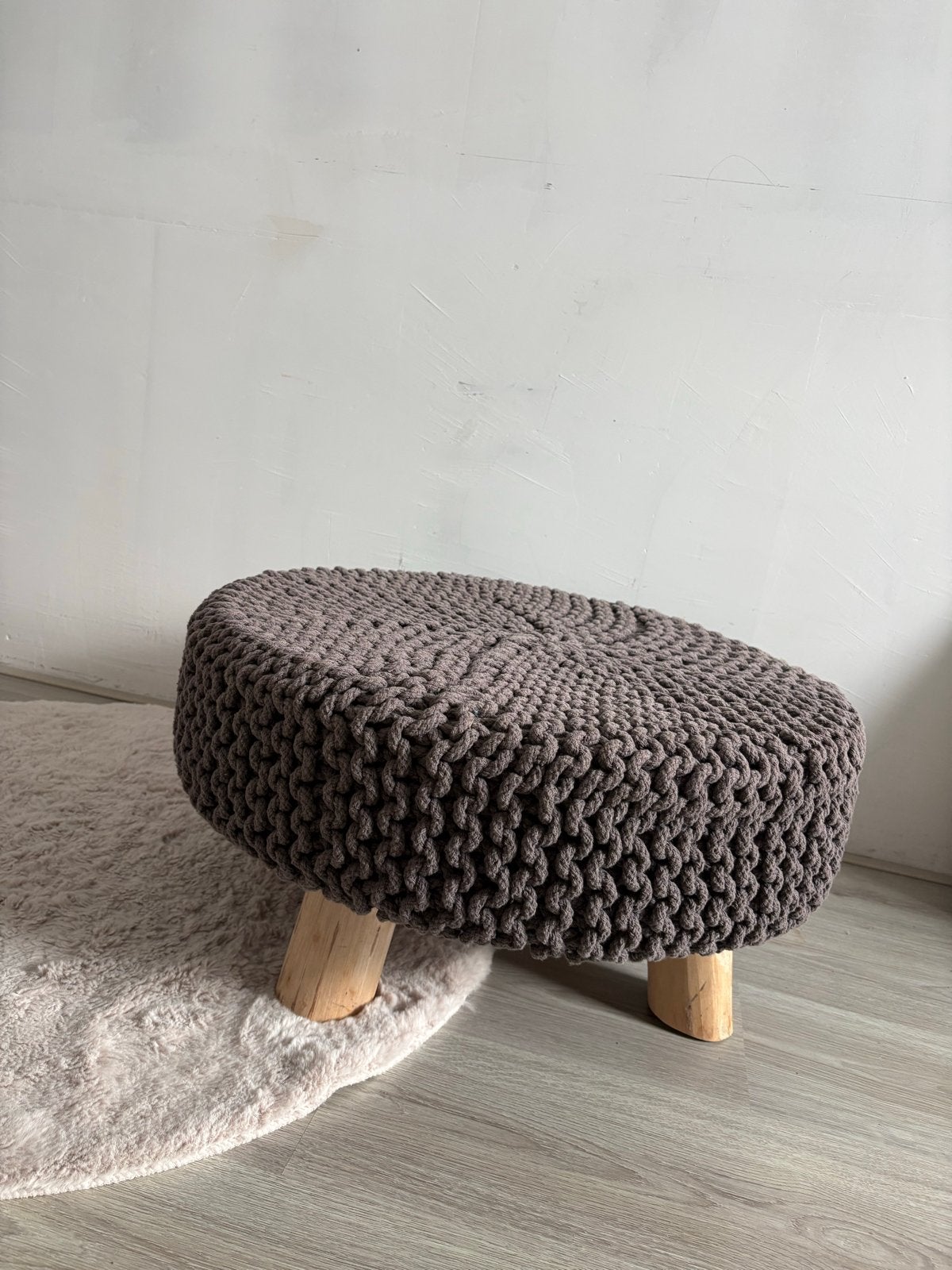 Gehaakte poef met lichte houten poten, Ophalen, Gebruikt, Hout
