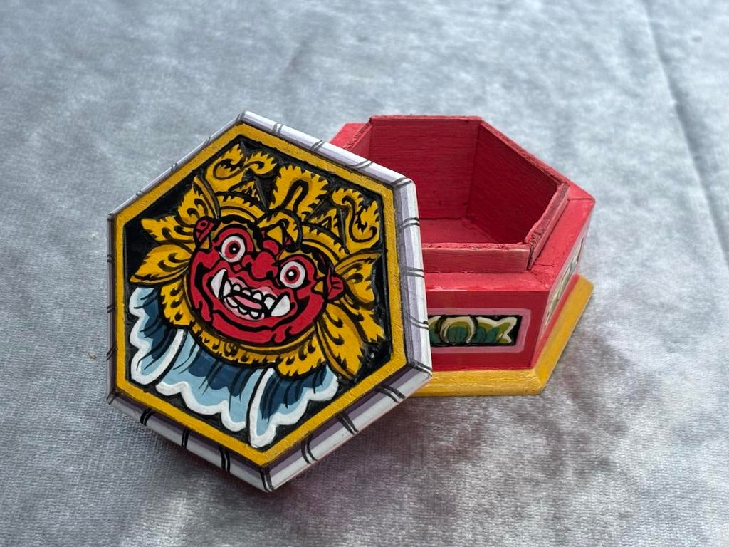 Zeshoekig Balinees doosje met Barong handbeschilderd, Antiek en Kunst, Ophalen of Verzenden