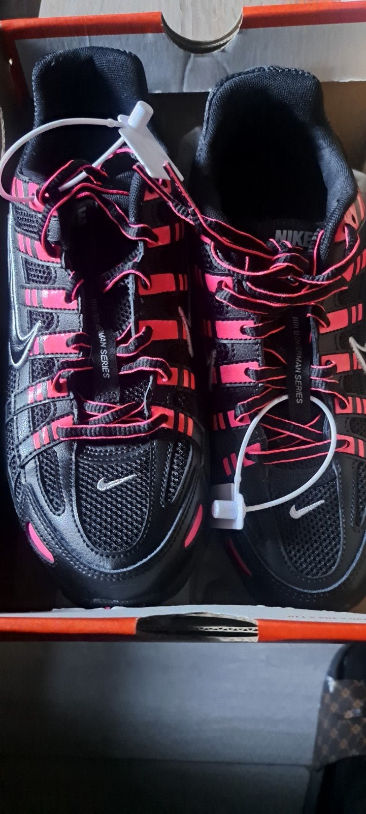 Nike P-6000 (GS) Sneakers - Zwart/Roze - Maat 40, Kleding | Dames, Zwart, Nike, Nieuw, Ophalen of Verzenden