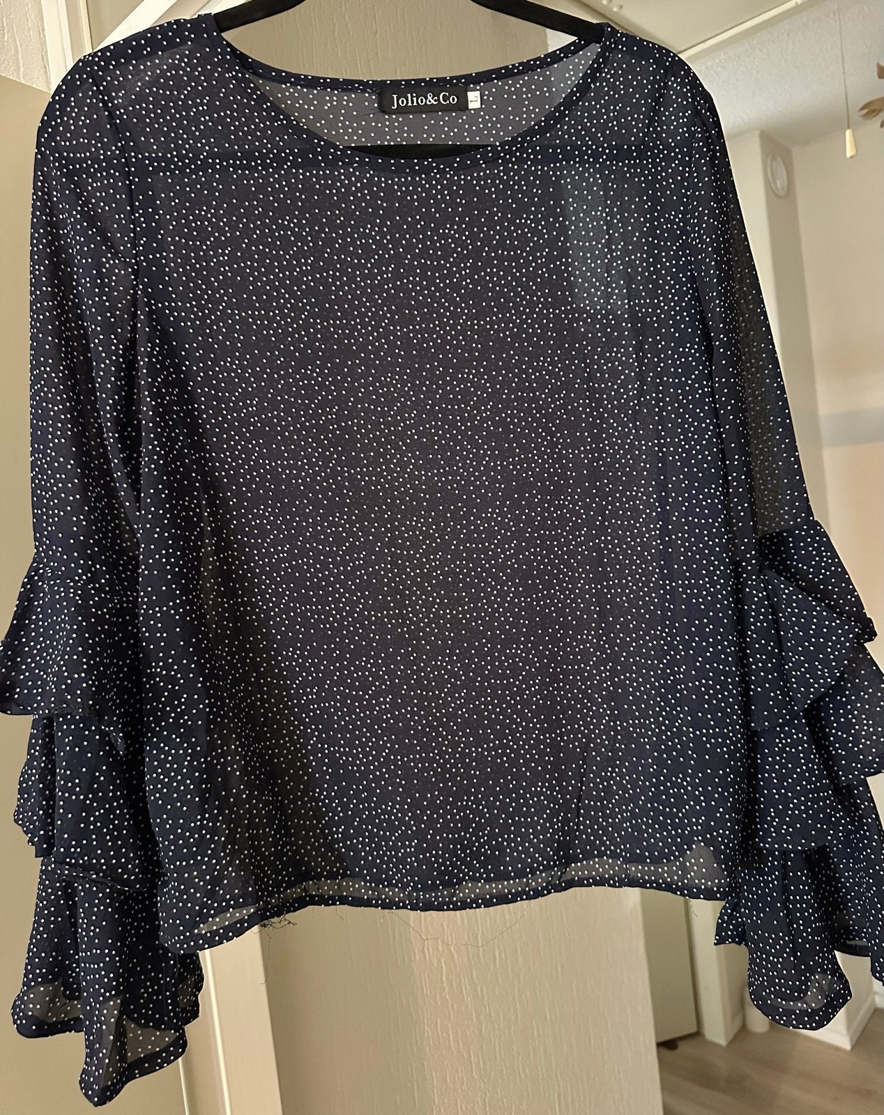 Jolio&Co Donkerblauwe Blouse met Witte Stippen en Ruches L, Kleding | Dames, Ophalen of Verzenden, Zo goed als nieuw, Maat 42/44 (L)