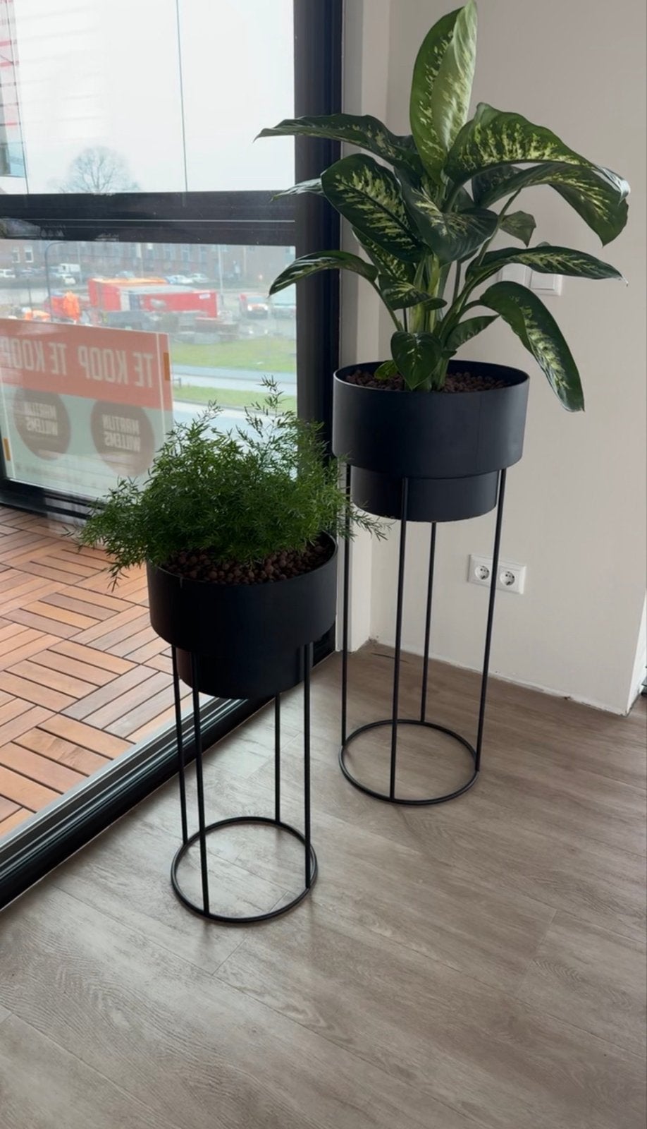 Set zwarte plantenbakken met standaard - Intratuin, Ophalen of Verzenden, Zo goed als nieuw, Rond, Metaal