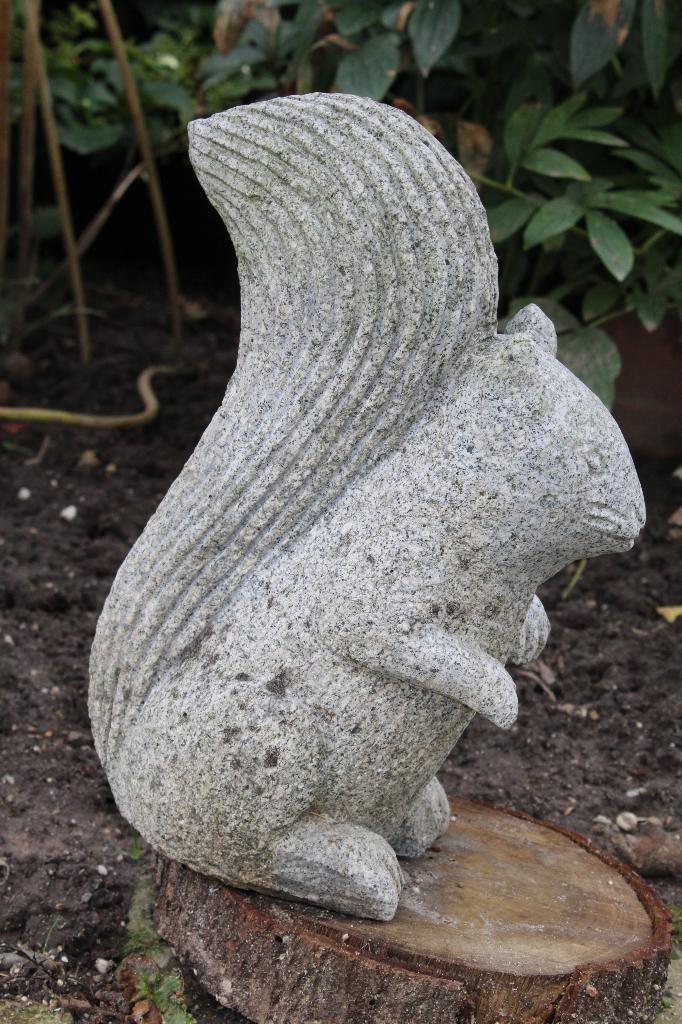 eekhoorn tuinbeeld graniet, Tuin en Terras, Tuinbeelden, Ophalen of Verzenden, Zo goed als nieuw, Steen, Dierenbeeld
