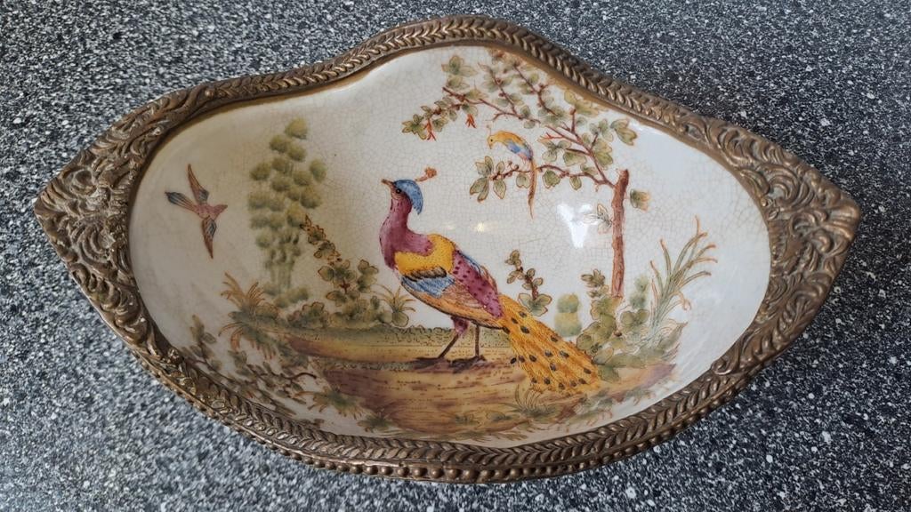 Antieke porseleinen schaaltje met pauwdecor en bronzen rand, Antiek en Kunst, Ophalen of Verzenden