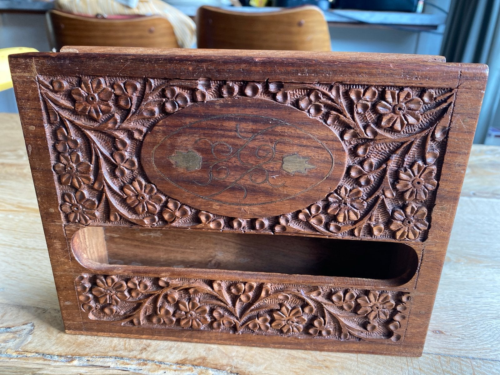 Houten brievenhouder met handgesneden bloemmotief, Ophalen of Verzenden