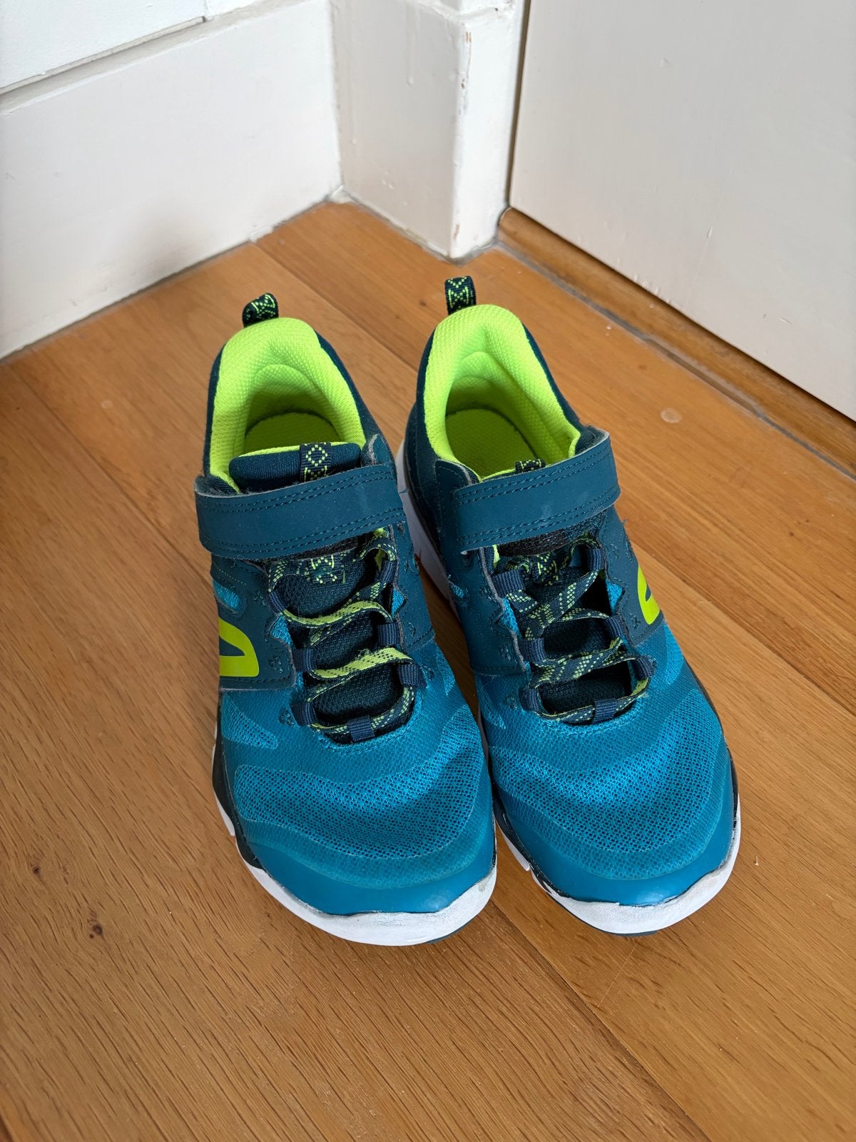 Sportschoenen maat 35 - Zo goed als nieuw - Decathlon, Ophalen of Verzenden, Zo goed als nieuw, Jongen of Meisje, Sportschoenen