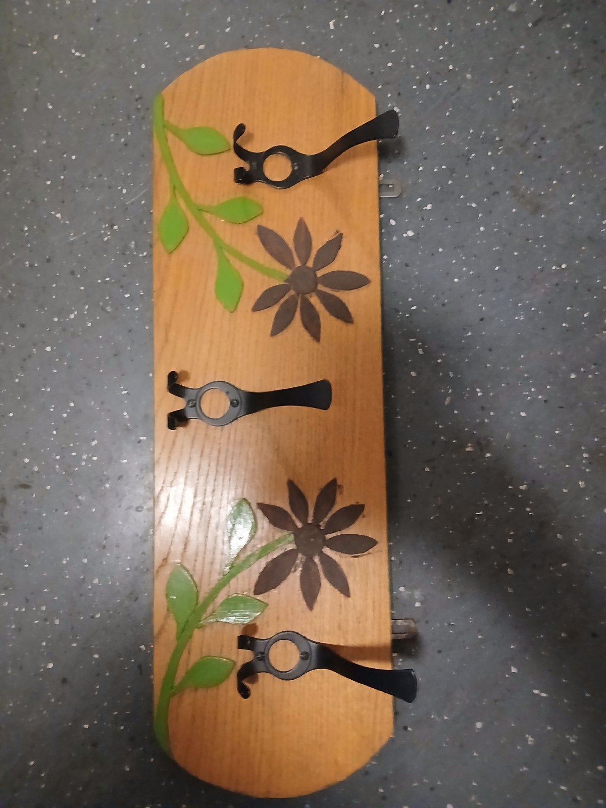 Houten wandkapstok met bloemmotief en metalen haken, Wandkapstok, Gebruikt, Ophalen of Verzenden, Minder dan 100 cm