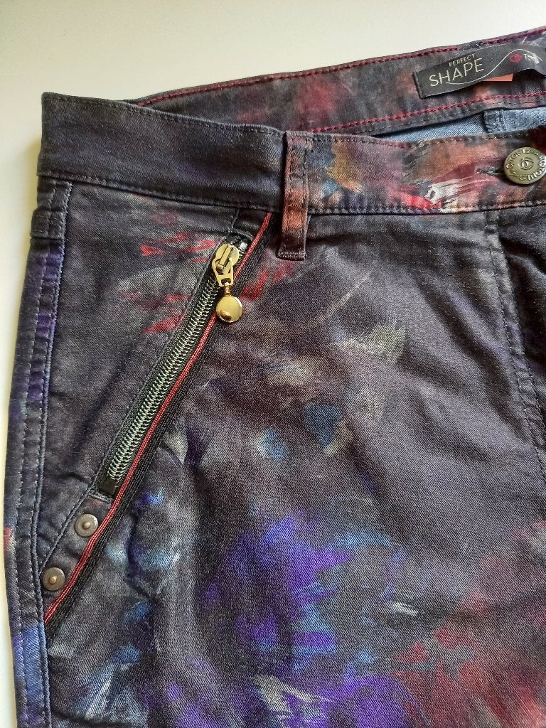 TONI pracht donkere broek met rood -blauw, maat 44 - 46, Maat 42/44 (L), Zo goed als nieuw, Lang, Verzenden