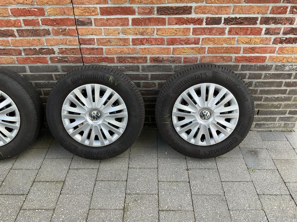 4 originele stalen velgen incl banden 195/65/15 en VW doppen, Ophalen, 15 inch, 195 mm, Zomerbanden
