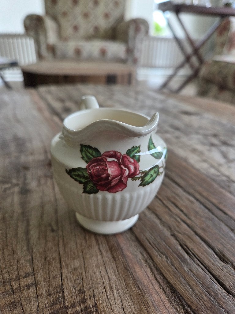 Wedgwood Moss Rose klein melkkannetje, Antiek en Kunst, Ophalen of Verzenden