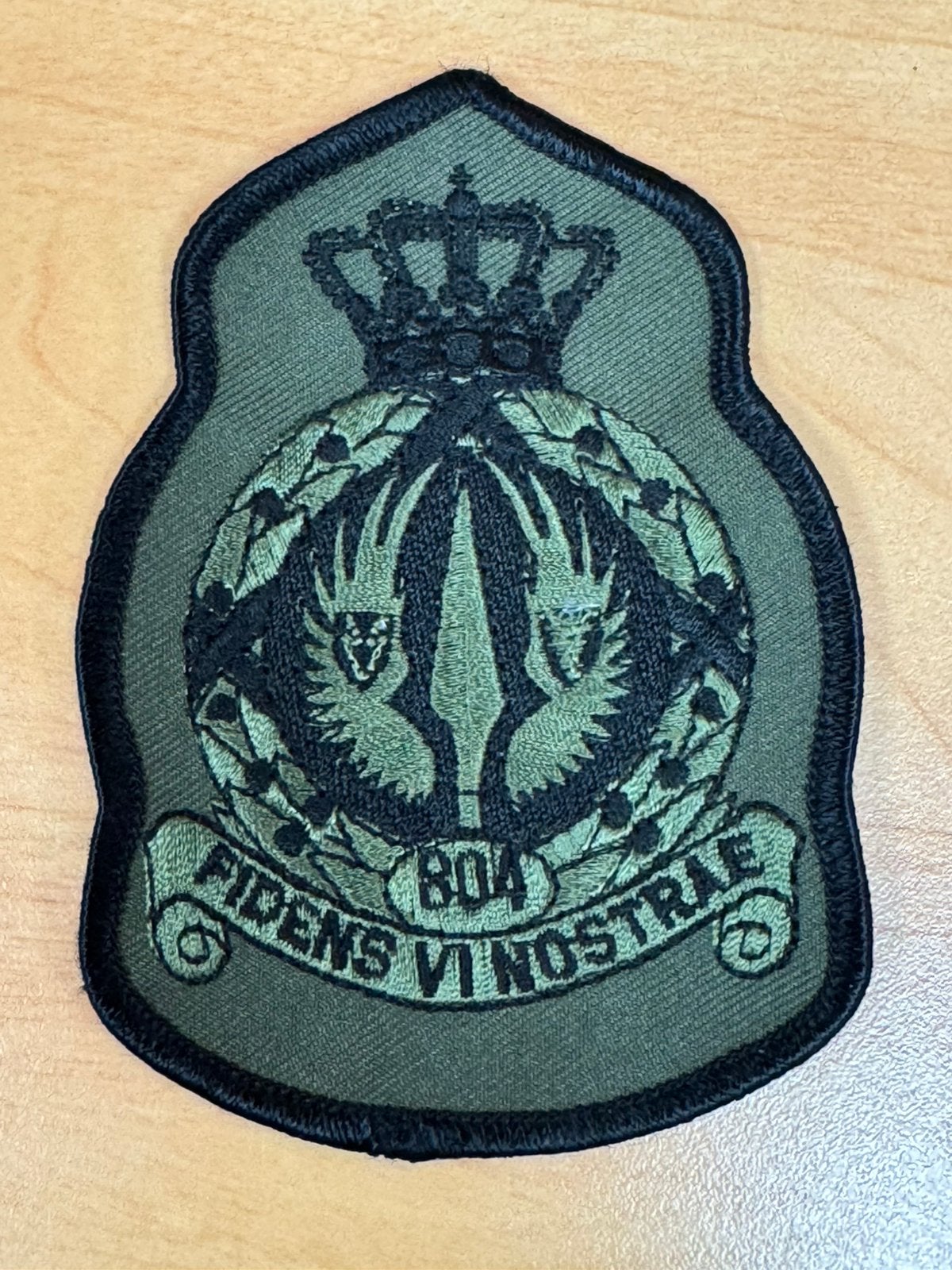 KLu RNLAF kroonembleem gvt 804 SQN, Verzamelen, Ophalen of Verzenden, Luchtmacht, Nederland, Embleem of Badge