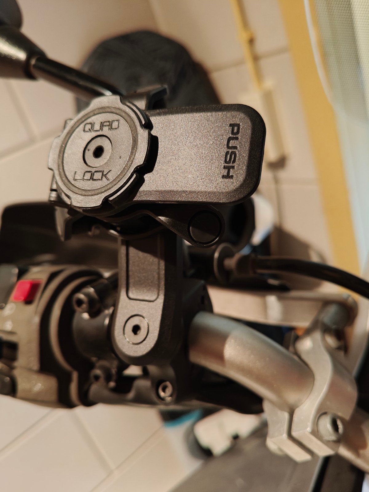 Quadlock telefoonhouder stuur + vibratiedemper z.g.a.n., Ophalen, Zo goed als nieuw