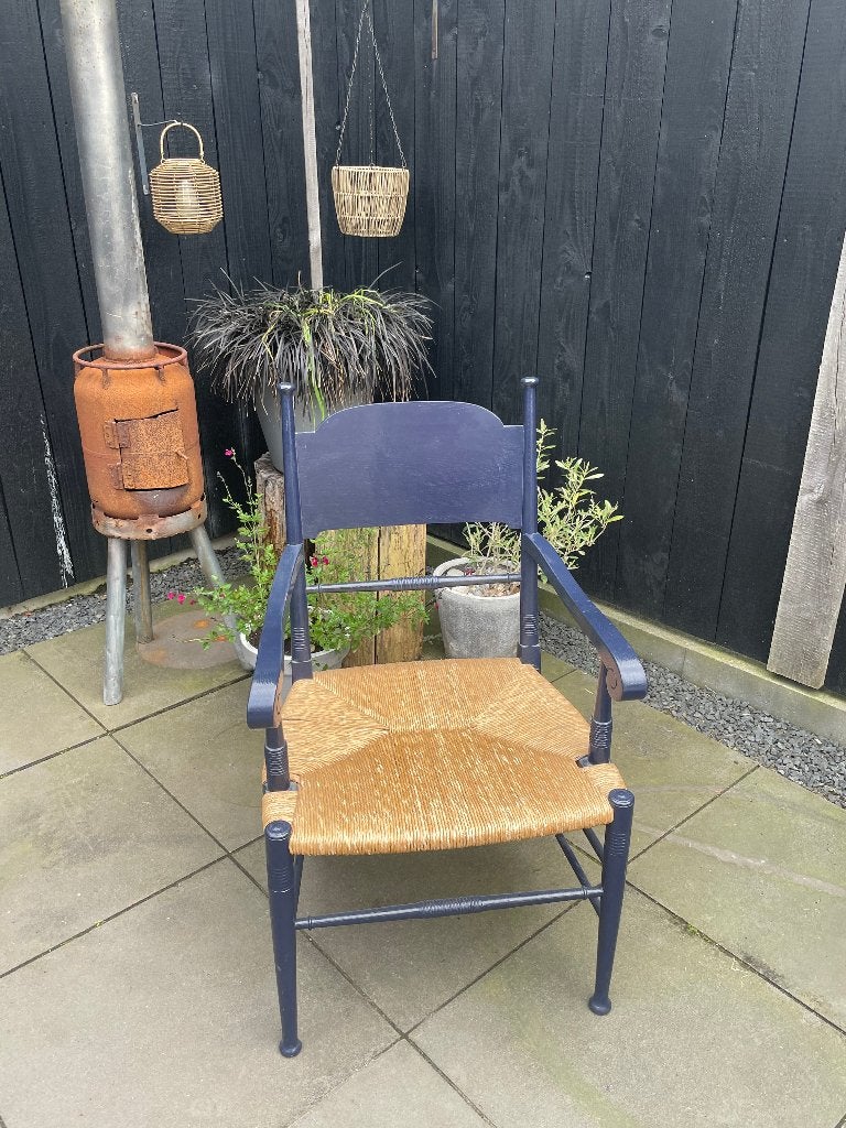 Donkerblauwe Houten Armstoel met Rieten Zitting, Huis en Inrichting, Stoelen, Ophalen, Riet of Rotan, Gebruikt, Blauw
