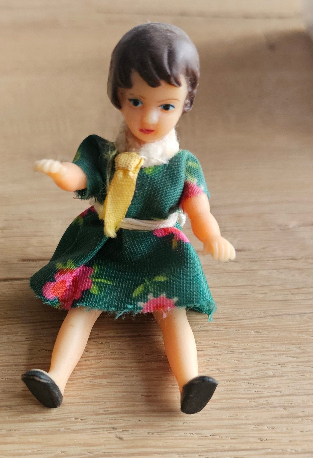 Vintage Miniatuur Popje in Groene Jurk - Ca. 9 cm, Ophalen of Verzenden, Gebruikt, Pop