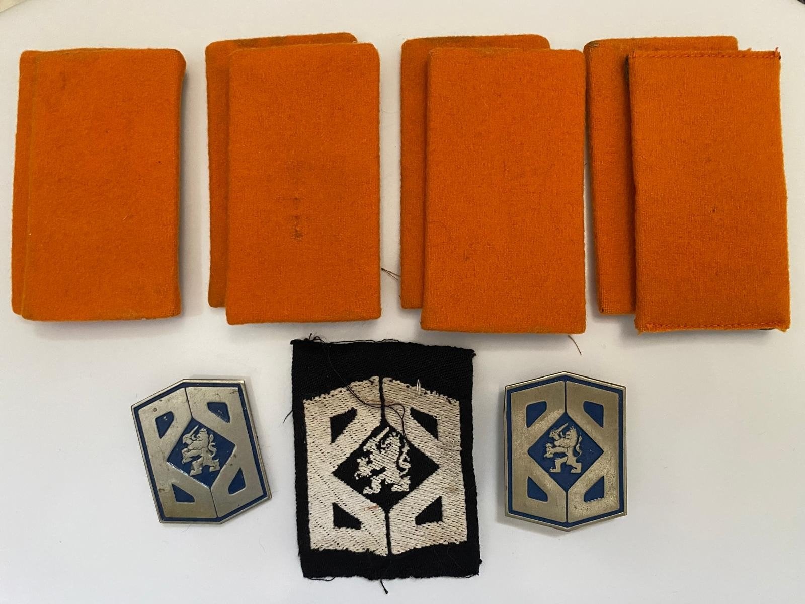 Baretembleem, mouwembleem en schouderstukken. BB., Ophalen of Verzenden, Landmacht, Nederland, Embleem of Badge