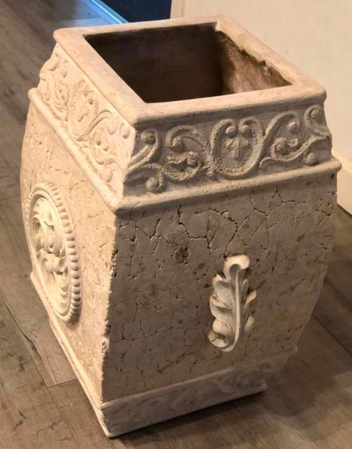 Decoratieve bloempot met klassieke ornamenten, Ophalen, Steen, Gebruikt, Minder dan 60 cm