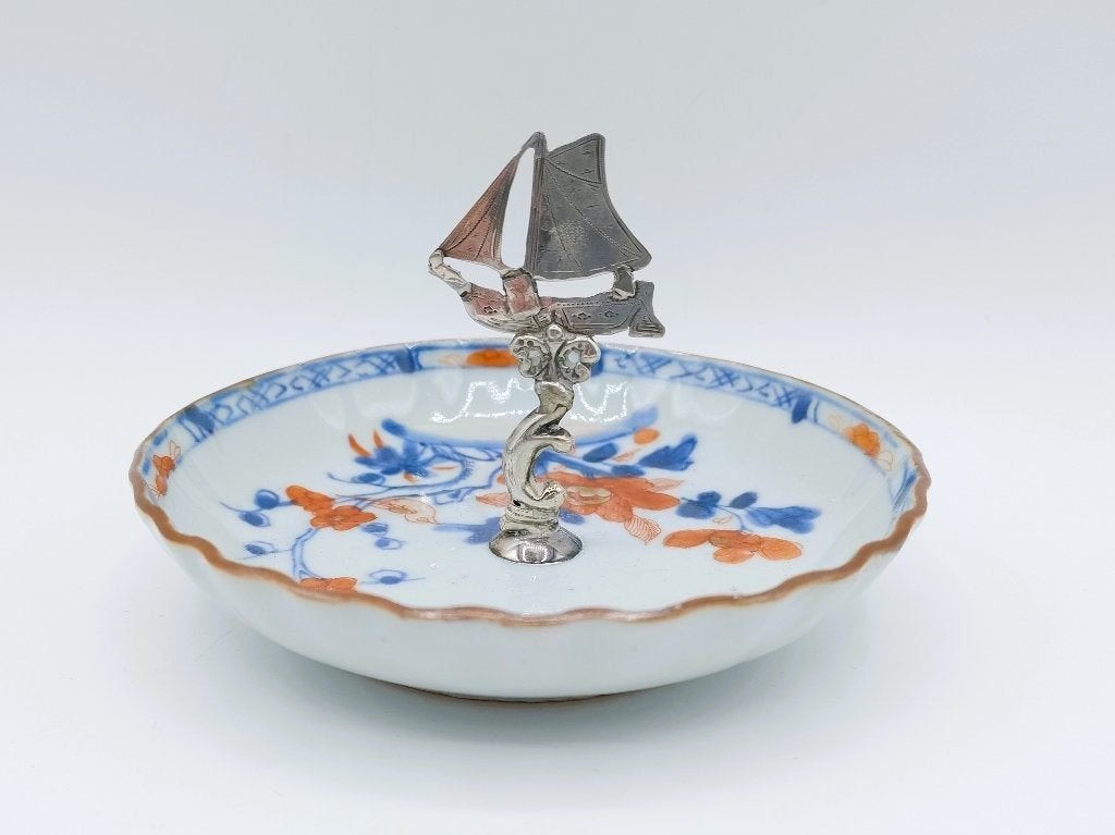 Imarischaaltje met zilveren zeilschip, 18e eeuws, Antiek en Kunst, Verzenden, Zilver