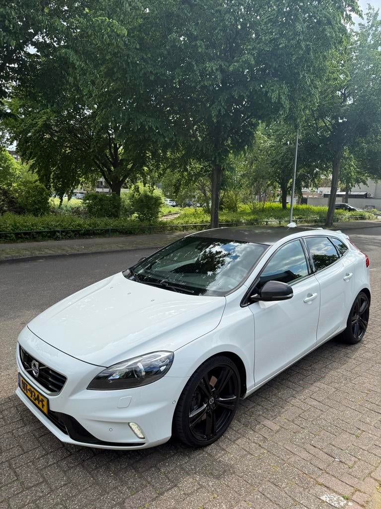 Volvo V40 2.0 D4 Geartronic 2015 Wit CARBON EDITIE, Auto's, Volvo, Wit, Origineel Nederlands, 24 km/l, Diesel