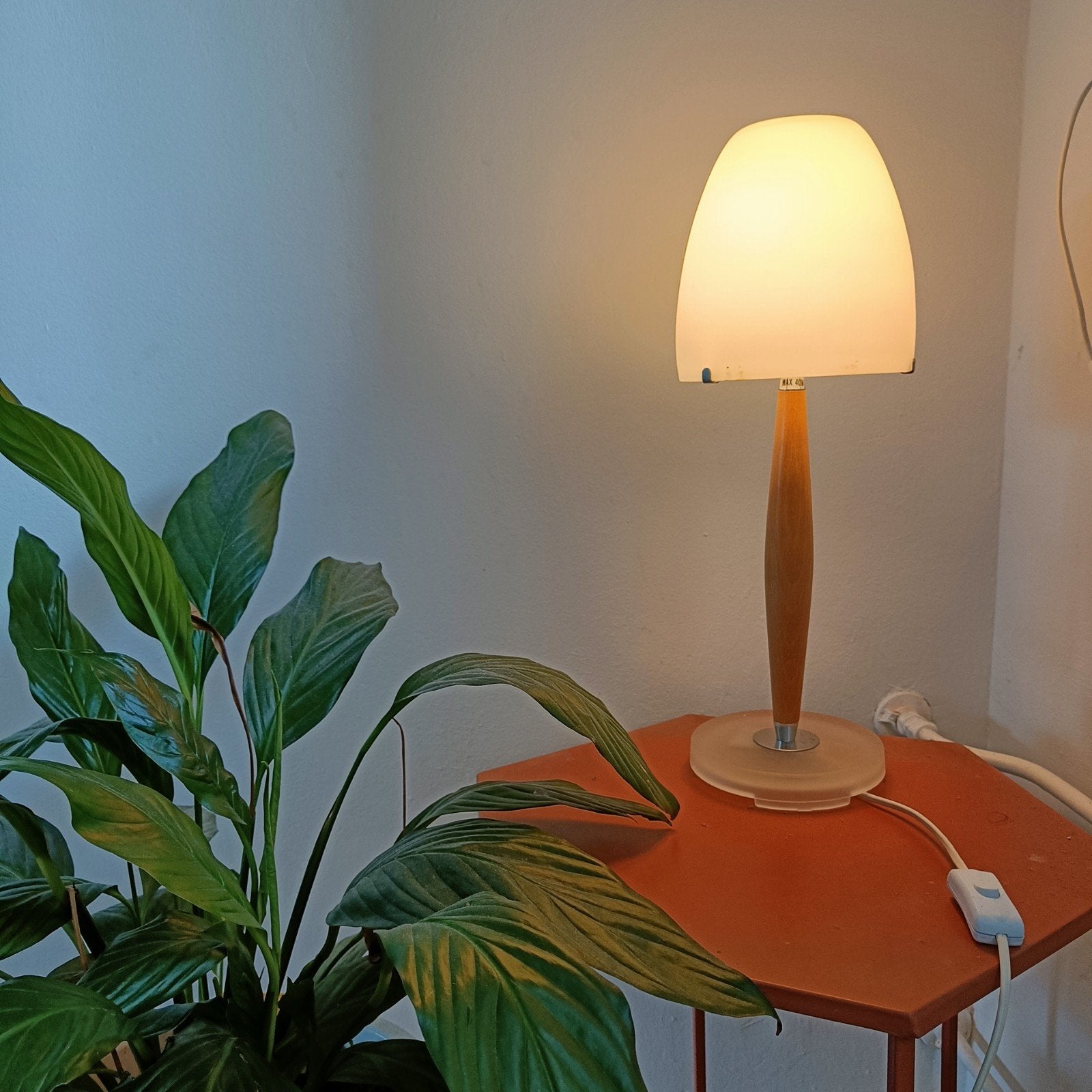 IKEA B9805 Tafellamp met houten voet en glazen kap, Gebruikt, Met schakelaar, E14 (klein), Wit