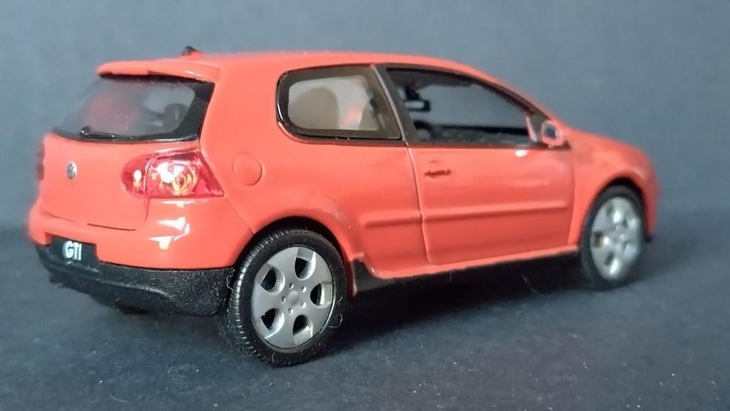 Volkswagen VW Golf Mk5 GTi 1:43 Welly Pol, Overige merken, Auto, Verzenden, .