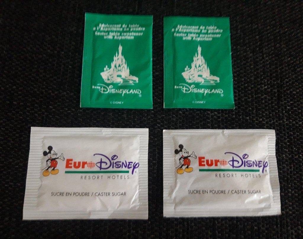 Vintage suikerzakjes en zoetstofzakjes Disneyland Parijs, Verzamelen, Disney, Ophalen of Verzenden, Mickey Mouse, Nieuw, Overige typen