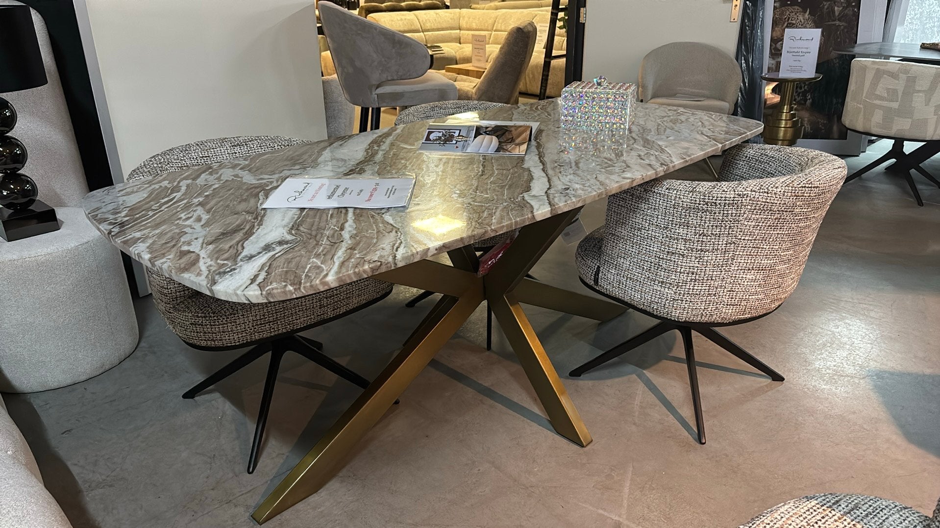 Richmond eettafel Bottega deens ovaal - Showroom opruiming
