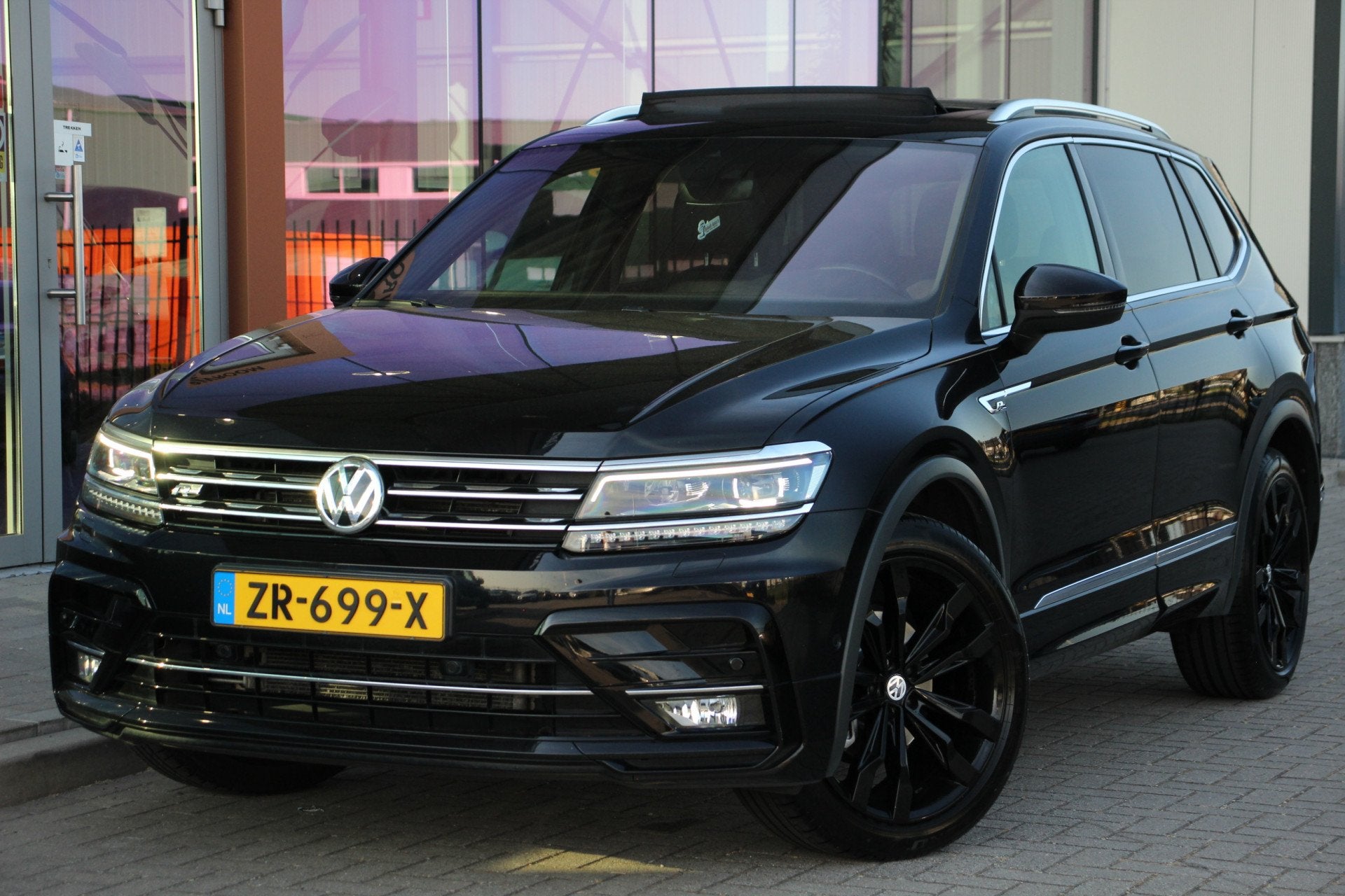 Volkswagen Tiguan Allspace 1.5 TSI Highline R-Line 7p. Pano, Auto's, Dealer onderhouden, Gebruikt, Euro 6, 150 pk