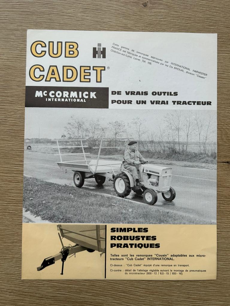 International Mc Cormick Cub Cadet tractor folder, Boeken, Ophalen of Verzenden, Zo goed als nieuw