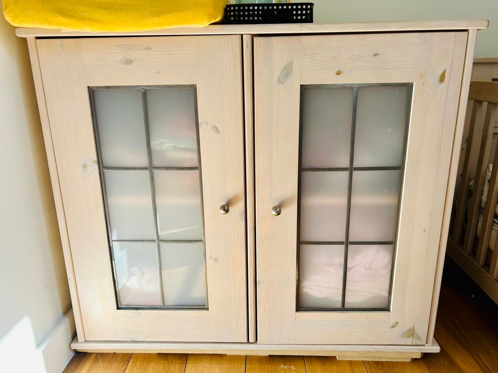 Houten commode/kledingkast met glas-in-lood deurtjes, Gebruikt, 50 tot 70 cm, 75 tot 100 cm, Commode