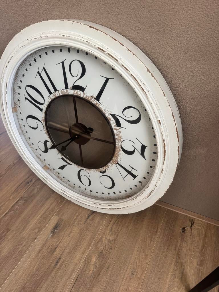 Grote witte wandklok met brocante look, Ophalen of Verzenden, Gebruikt, Wandklok