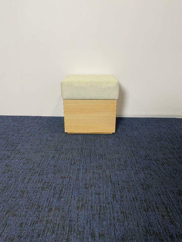 2 x Poef, witte stof, beuken hout, 47 x 47 x 47 cm., Ophalen, Minder dan 50 cm, Gebruikt, Vierkant