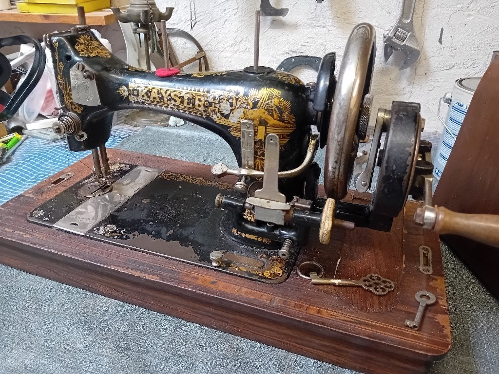 Kayser Naaimachine met Handzwengel en Houten Onderstel, Antiek en Kunst, Ophalen