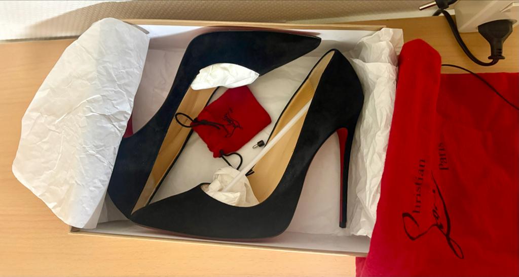 Nieuwe Christian Louboutin Zwarte Suède Pumps - Maat 42, Kleding | Dames, Schoenen, Pumps, Zwart, Nieuw, Ophalen of Verzenden