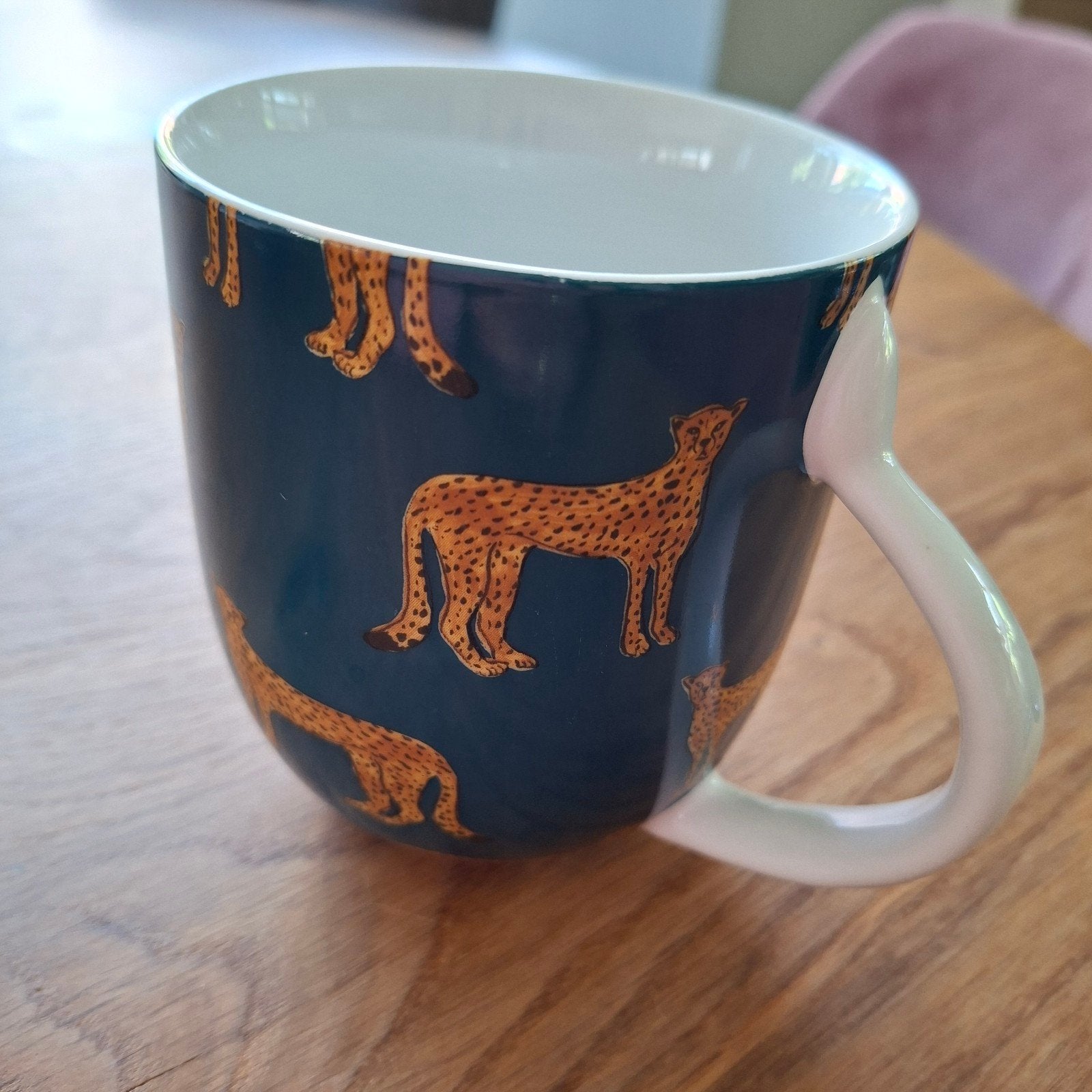 Fabienne Chapot mok met cheetah print, Ophalen of Verzenden, Zo goed als nieuw, Kop(pen) en/of Schotel(s)