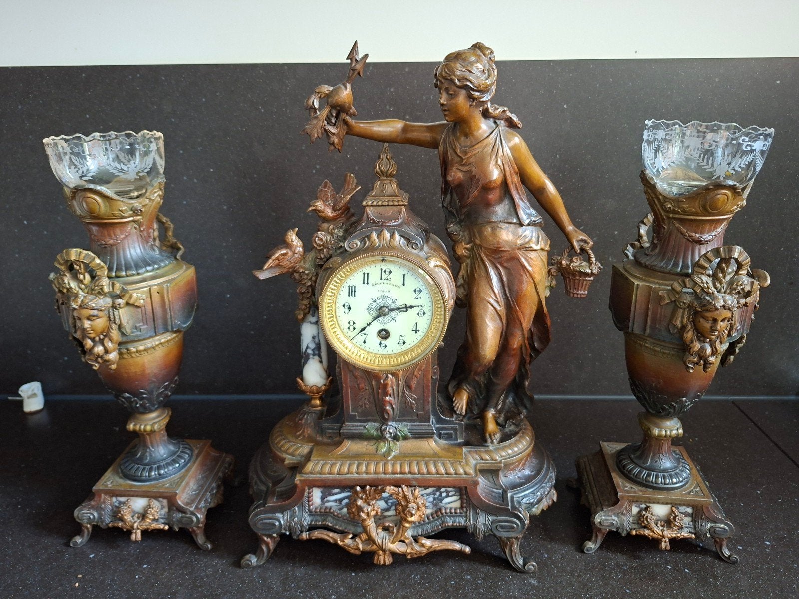 Antieke Bronzen Pendule met Beelden en Kandelaars, Ophalen