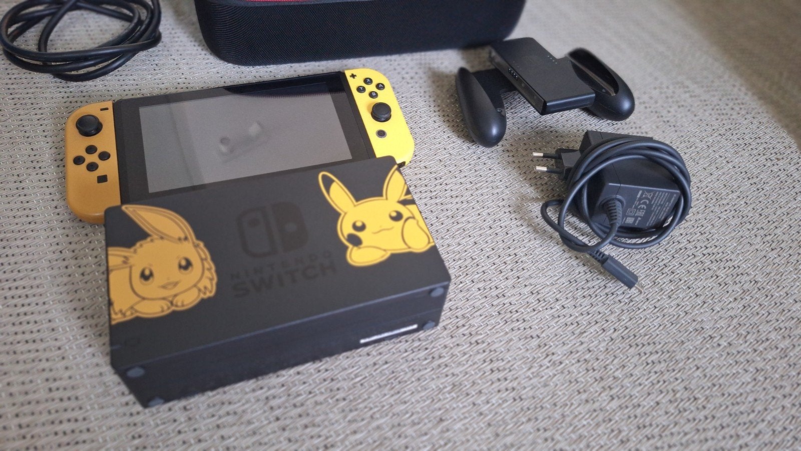 Nintendo Switch Pokémon Let's Go Editie V1 met travelcase, Spelcomputers en Games, Ophalen of Verzenden, Zo goed als nieuw, Met 2 controllers