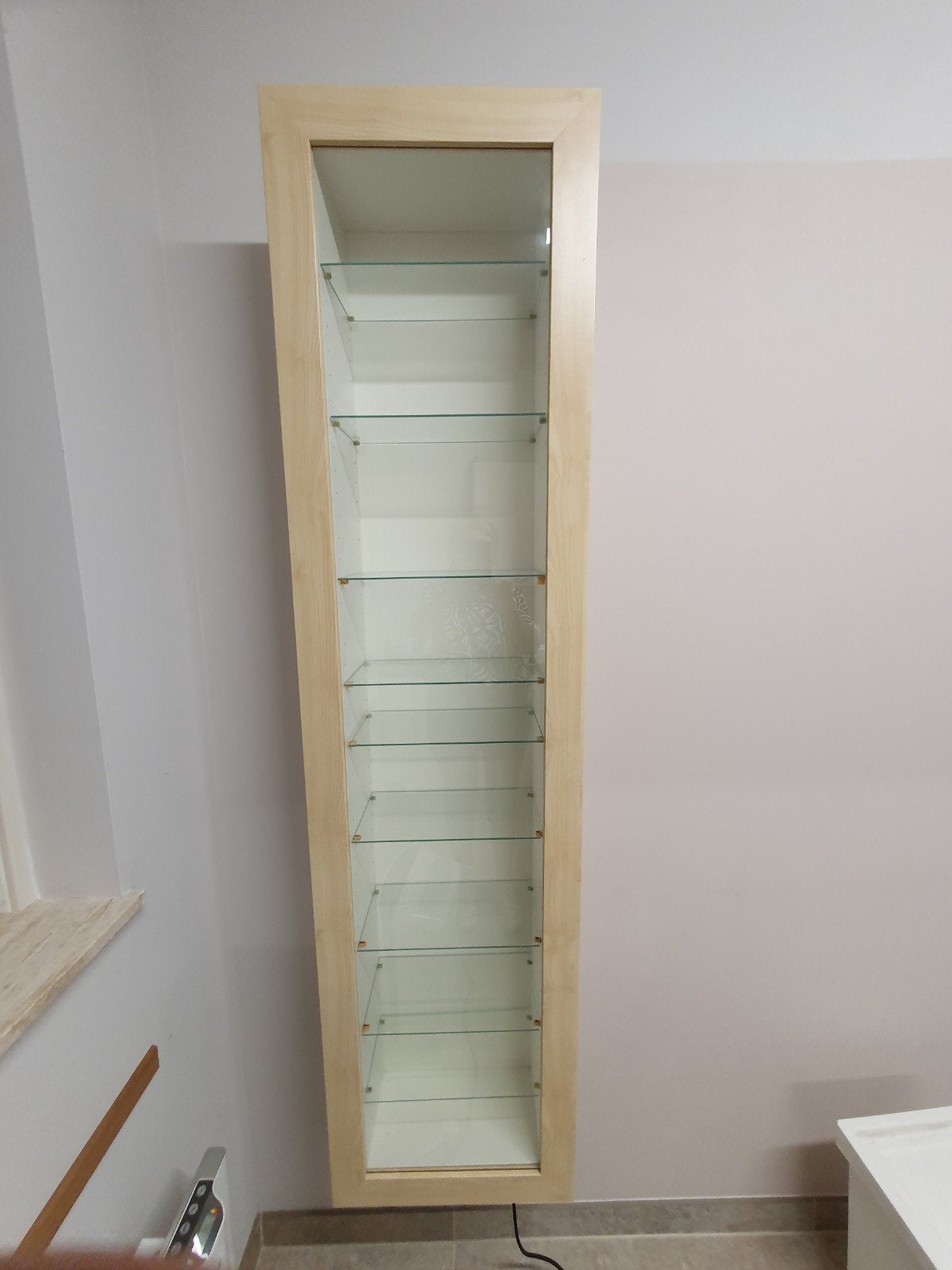 IKEA Bertby Vitrinekast - Houten frame, glazen planchette, Huis en Inrichting, Kasten | Vitrinekasten, Ophalen, Met plank(en)
