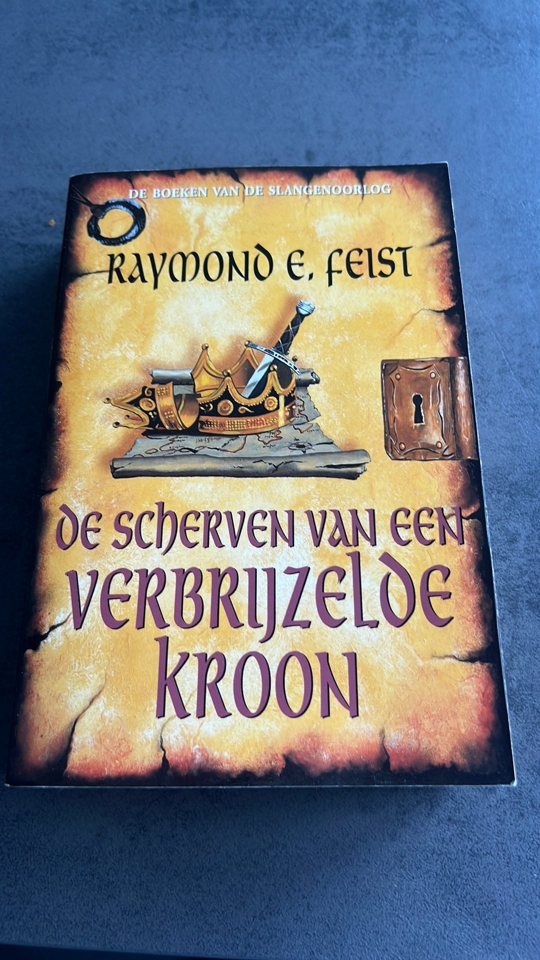 Raymond E. Feist - De scherven van een verbrijzelde kroon, Ophalen of Verzenden, Zo goed als nieuw, Raymond E. Feist
