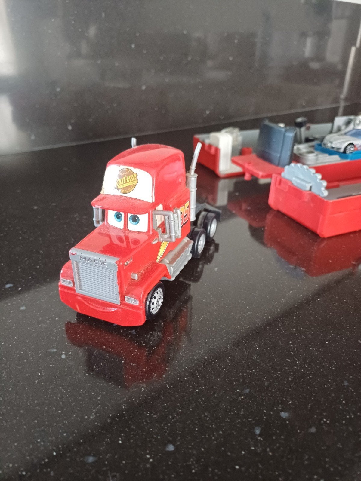 Disney Cars Mack Truck Speelset met Hot Wheels Auto, Kinderen en Baby's, Ophalen of Verzenden, Gebruikt