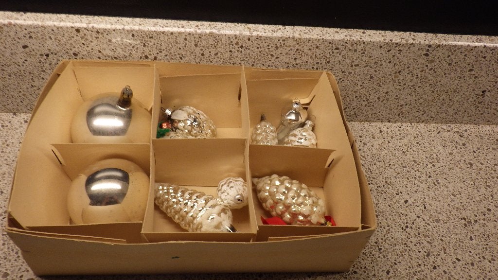 mooi doosje met kerstballen en denneappels, Diversen, Kerst, Ophalen of Verzenden, Gebruikt