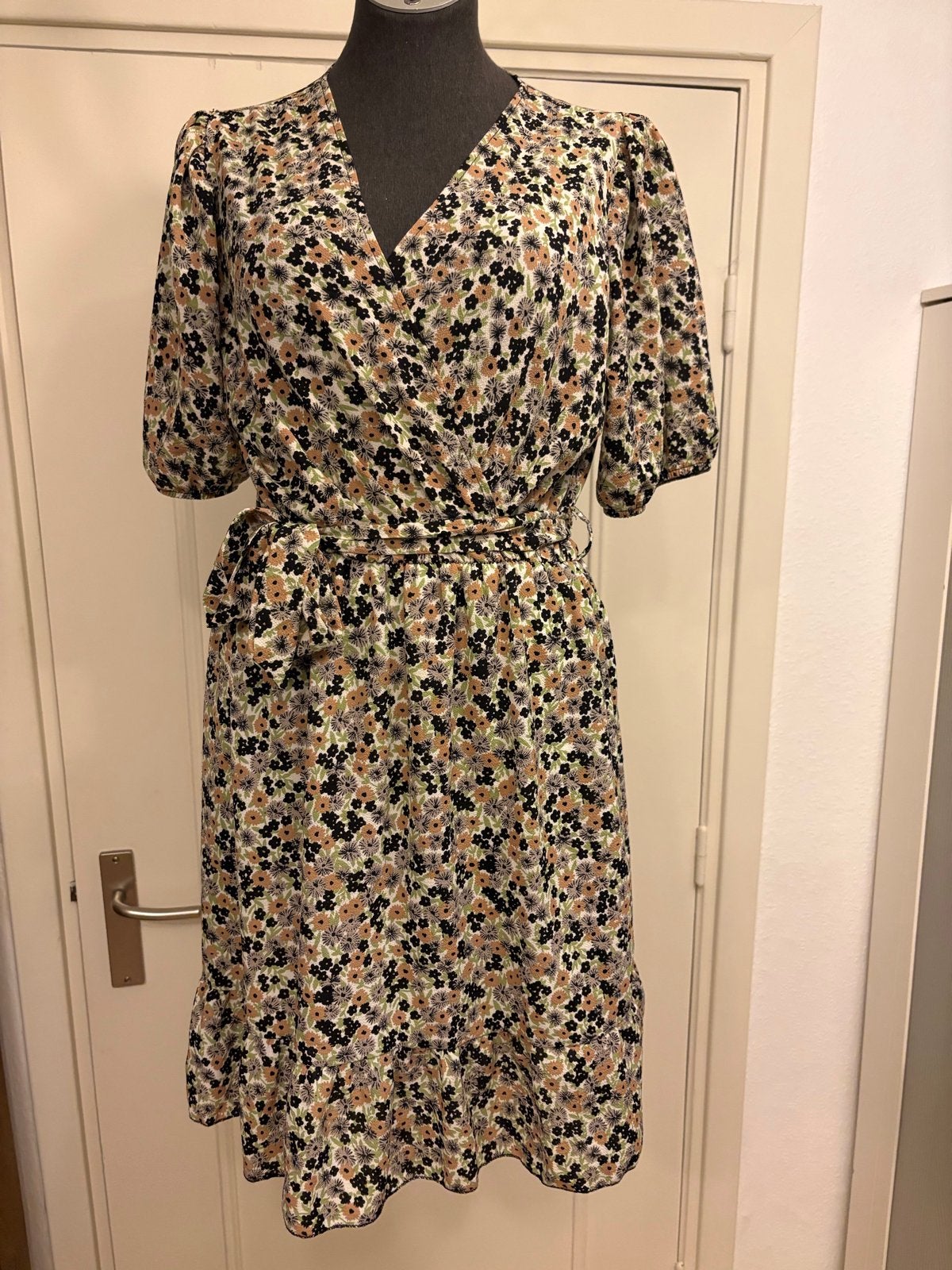 Mooie bloemenjurk musthaves by Elja  L xl 40 42, Maat 42/44 (L), Knielengte, Gedragen, Meerkleurig
