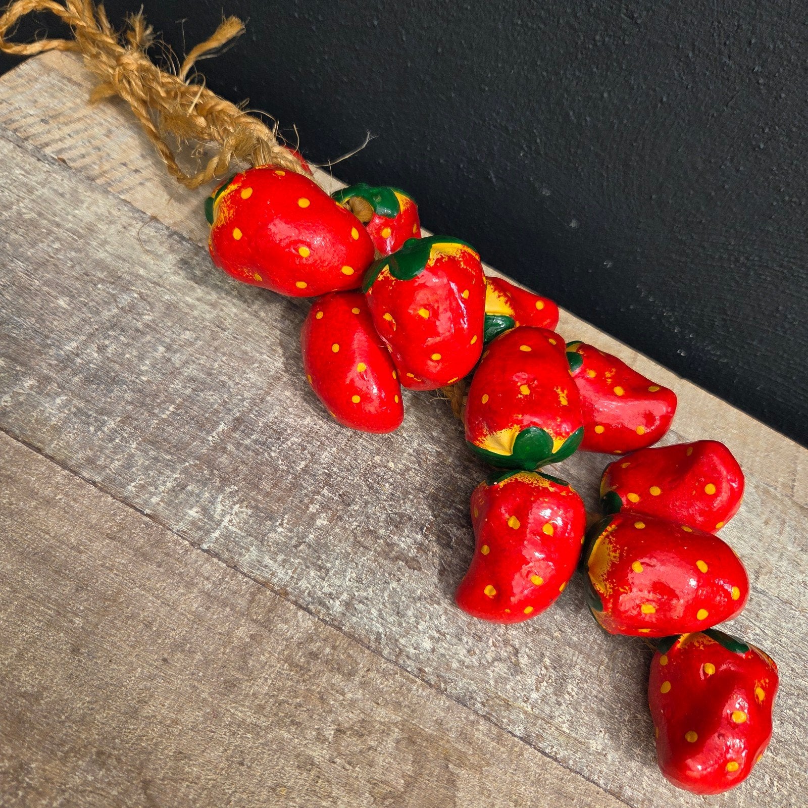 brocante barbotine aardewerk aardbeien aan ophangkoord, Ophalen of Verzenden