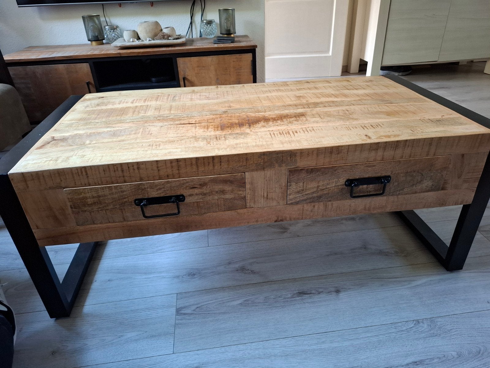 Salontafel mangohout met lades en metalen frame, Huis en Inrichting, Tafels | Salontafels, Gebruikt, 100 tot 150 cm, 50 tot 100 cm