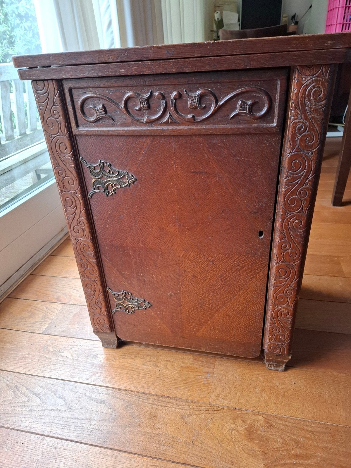 Naaimachinekastje vintage met Houtsnijwerk en Beslag, Ophalen