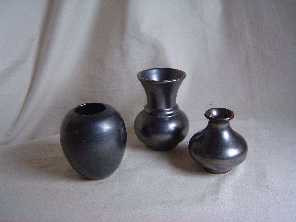 3 vintage zwarte aardewerken vaasje Delfos Prinknash, Antiek en Kunst, Ophalen of Verzenden