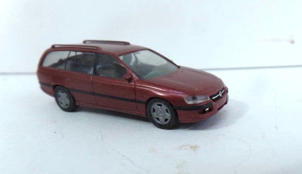 Rode Opel Omega Stationwagen Modelauto, Hobby en Vrije tijd, Modelauto's | 1:87, Ophalen of Verzenden, Gebruikt, Auto, Overige merken