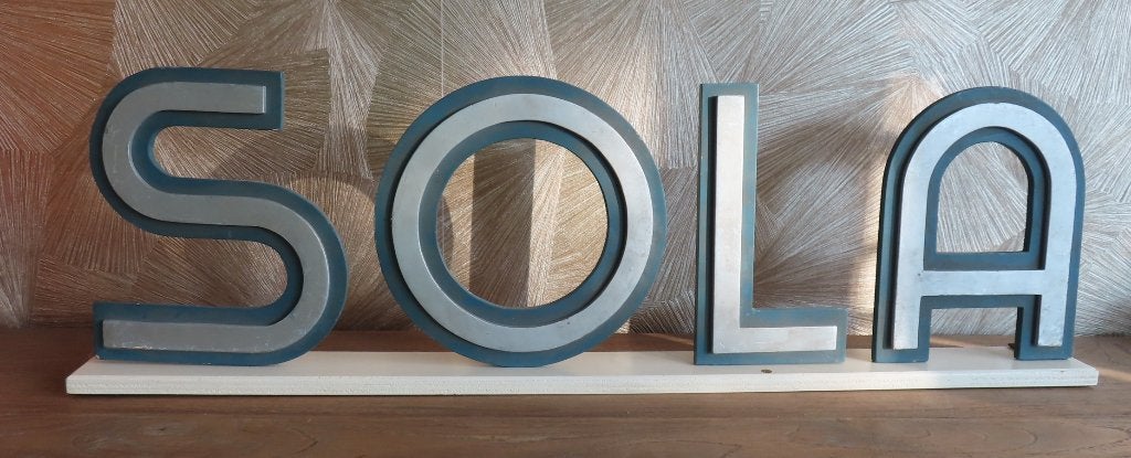 Uit inboedel:Oude etalage reclame SOLA hout logo 72 cm, incl, Verzenden, Gebruikt, Reclamebord